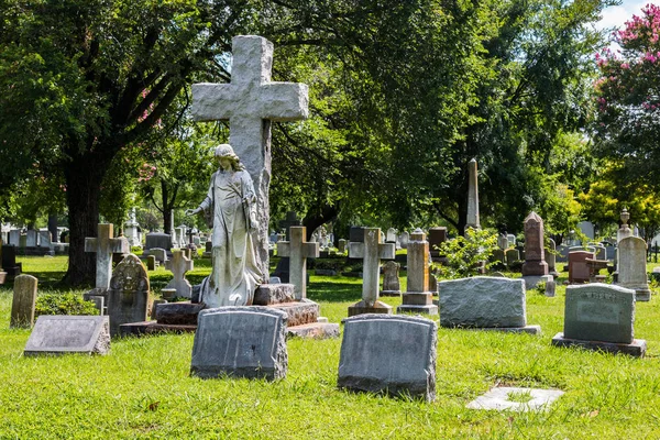 Statyer, kors och gravstenar på en kyrkogård — Stockfoto