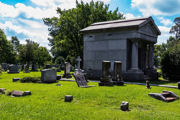 Mausoleum i kyrkogård med spridda gravstenar — Stockfoto