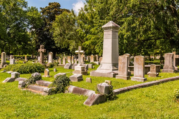 Gravstenar, monument och korsen i kyrkogård — Stockfoto