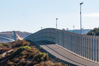 San Diego/Tijuana arasında uluslararası sınır duvar