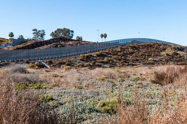 San Diego/Tijuana nemzetközi határ fal domboldalán, San Diego — Stock Fotó