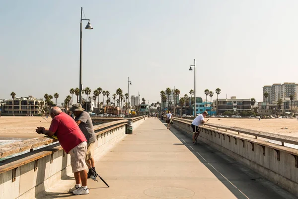 People Fish on Venice Beach Fishing Pier in Southern California — Stock Photo, Image