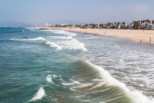 Pessoas apreciam o tempo do sul da Califórnia em Venice Beach, Califórnia — Fotografia de Stock