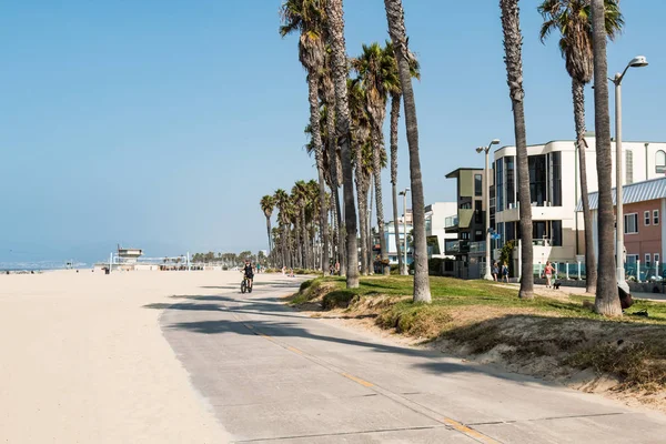 Cykelväg och Beach Homes at Venice Beach i södra Kalifornien — Stockfoto