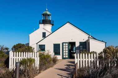 Eski Yardımcısı Gardiyan'ın çeyrek arka Cabrillo Ulusal Anıt San Diego, Kaliforniya yılında eski noktası Loma deniz feneri ile giriş.