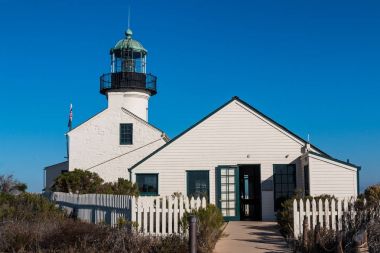 Eski noktası Loma deniz feneri ve giriş Yardımcısı Gardiyan'ın üç aylık dönemler için bina Cabrillo Ulusal Anıt San Diego, Kaliforniya'da sergi.
