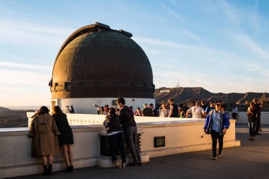 Los Angeles, California - 19 Kasım 2017: İnsanların zevk Griffith Gözlemevi, arka planda görüldüğü gibi ikonik Hollywood yazısını da dahil olmak üzere panoramik affords görünümünden.