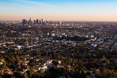 Los Angeles, California - 19 Kasım 2017: Hava panoramik şehir cityscape batiya bakiyor gün batımında,.