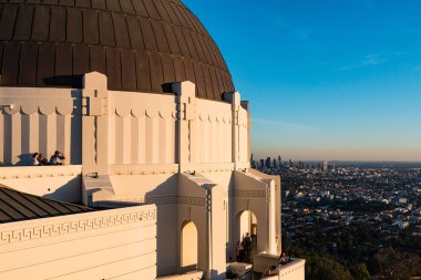 Los Angeles, California - 19 Kasım 2017: Griffith Gözlemevi günbatımında şehir cityscape bakmaktadır. 1935 yılında inşa edilmiş bu yana bu tesis 81 milyon kişi ziyaret etmiştir.