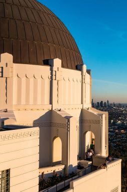 Los Angeles, California - 19 Kasım 2017: İnsanlar ziyaret Griffith Gözlemevi şehrin panoramik manzarasını günbatımında. 1935 yılında inşa edilmiş, 81 milyon kişi defa ziyaret etmiştir.