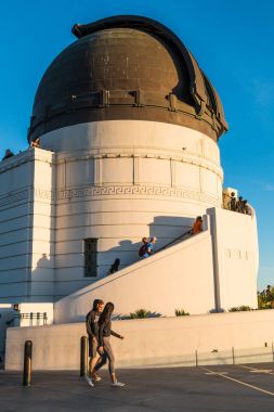 Los Angeles, California - 19 Kasım 2017: İnsanlar yürüyüş Zeiss refracting teleskop Griffith Gözlemevi, ücretsiz gecelik genel teleskopu görüntüleme ile popüler bir hedef konut kubbe tarafından.