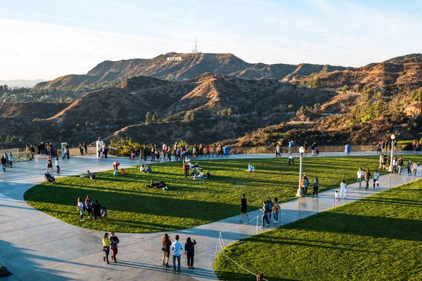 Los Angeles California Kasım 2017 Nsanlar Keşfetmek Griffith Gözlemevi Çimenli — Stok fotoğraf