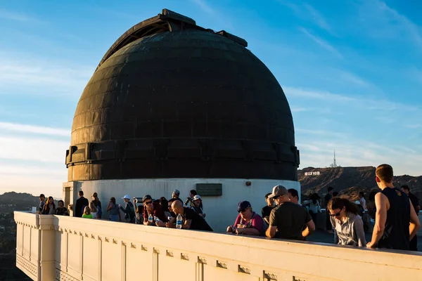 ロサンゼルス カリフォルニア州 2017 ご来場グリフィス天文台ビュー パノラマ ビューを背景に見られるように 象徴的なハリウッド サインを含む周辺の地域の — ストック写真