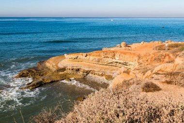 Tidepool alanda yüksek sırasında aşınmış kayalıklarla Cabrillo Ulusal Anıtı, gelgit Point Loma, California.  