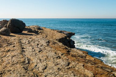 Kayalar ve San Diego, Kaliforniya'da noktası Loma tidepools uçurumun kenarında erozyon.