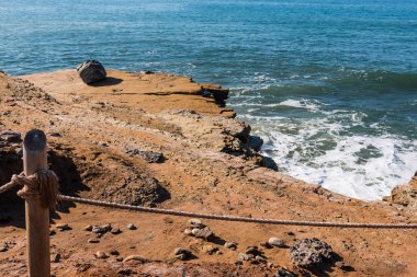 Kayalar ve San Diego, Kaliforniya'da noktası Loma tidepools bir ip bariyer.