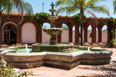 Ensenada, Meksika - 3 Mayıs 2017: Çeşme çiftlik tarzı Adobe Guadalupe şaraphane ve Baja California'nın Valle de Guadalupe, El Porvenir town yakınındaki handa.