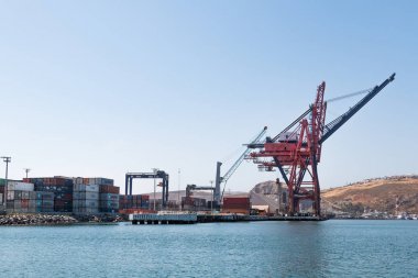 Ensenada, Meksika - 3 Mayıs 2017: Ensenada dış hatlar terminali, Meksika, ikinci en işlek liman bir süper post Panamax vinç, iki Panamax Vinçler ve bir Mobil vinç.