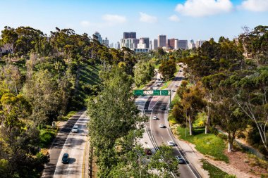 Şehir merkezine doğru Balboa parktan geçerken yol 163 (Sr 163), Cabrillo otoyol, San Diego, California, bir devlet yolu devlet.