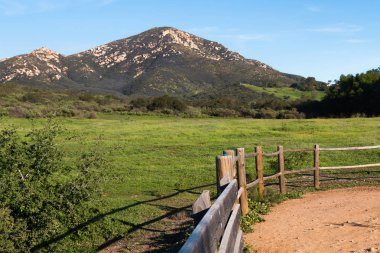 Iron Mountain Poway, Kaliforniya'da bir yürüyüş iz üzerinde görünümü ile ahşap çit.