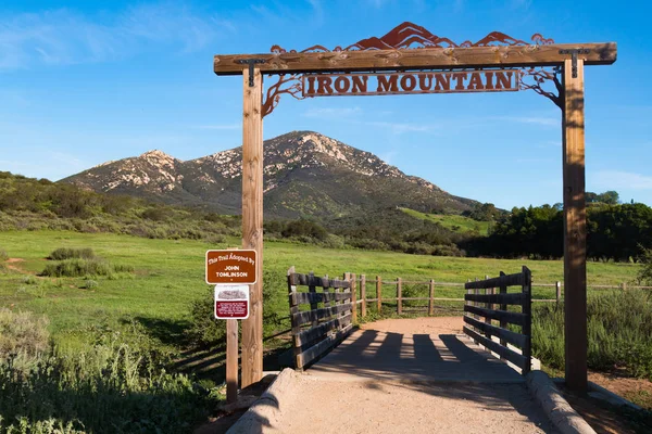Poway, California - 16 Şubat 2017: Iron Mountain trailhead tabela. Bu popüler ilmekledi iz 5.6 mil uzun ve San Diego County orta yoğunlukta olduğunu.