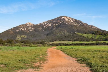 Iron Mountain, küçük dağ Poway şehirden Ramona San Diego County yarı kırsal topluluk bölen karmaşık güneydeki tepe.