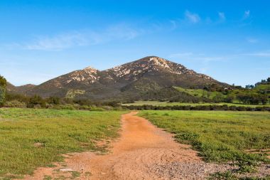 Poway, Kaliforniya'da Iron Mountain, ikinci demir Dağı şehrin en uzun vahşi iz varlık iz ile şehrin en yüksek zirvesi.