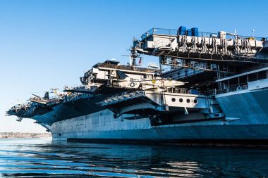 San Diego, California - 30 Nisan 2017: Uss Midway Müzesi, eski bir uçak gemisi İkinci Dünya Savaşı sona erdikten sonra bir hafta görevlendirdi. Midway dünyanın en büyük gemi 1955 kadar yapıldı..