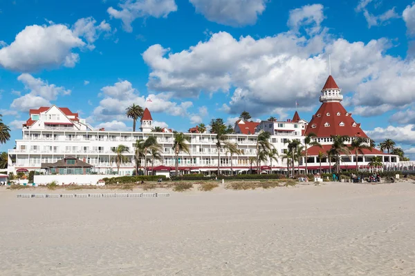 Coronado, California - 20 Ocak 2018: İkonik Hotel del Coronado Coronado Merkez sahilde. 1888 yılında inşa edilmiş tarihi bu sahil oteli daha önce dünyanın en büyük resort otel..