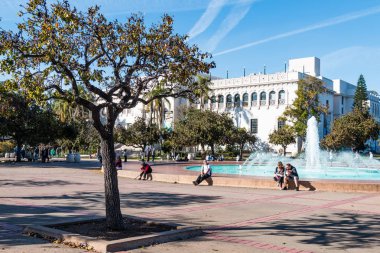San Diego, California - 26 Ocak 2018: Bea Evenson Çeşmesi ve Doğal Tarih Müzesi, Balboa Park, bir kentsel kültür Parkı her iki ikonik simge yapılar.