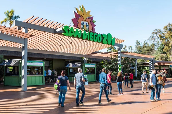 San Diego, California - 26 Ocak 2018: San Diego Hayvanat Bahçesi, 1916 yılında kurulan kişi ziyaret ve açık hava, cageless hayvan kavramı öncü sergiler.