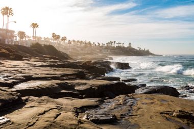 Aşınmış kaya oluşumları ve puslu sabah uçurumlarda Windansea Beach La Jolla, Kaliforniya.