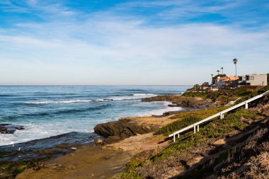 Windansea Beach, La Jolla, Kaliforniya kumsala beyaz merdiven ile.