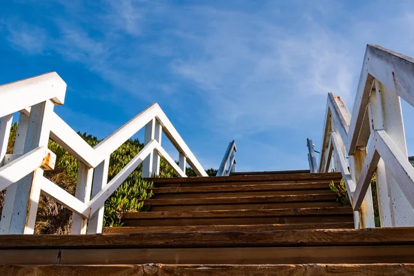 Kilátás Alatt Egy Fehér Fából Készült Lépcső Szabadban Zöld Jég — Stock Fotó