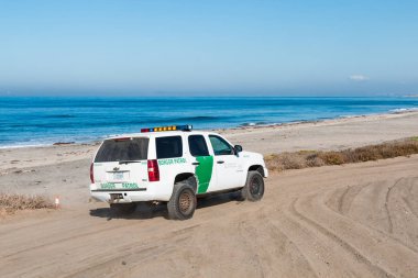 San Diego, California - 4 Kasım 2017: A sınır devriyesi araç Tijuana, Meksika sınır duvar arasında sınır alan devlet parkı, ABD, southwesternmost beach, plaj devriye.