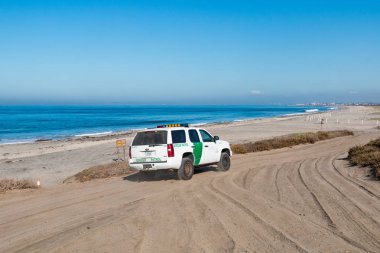 San Diego, California - 4 Kasım 2017: A sınır devriyesi araç devriye sınır alan devlet parkı, ABD ve Tijuana, Meksika sınır duvardan karşısında southwesternmost beach.