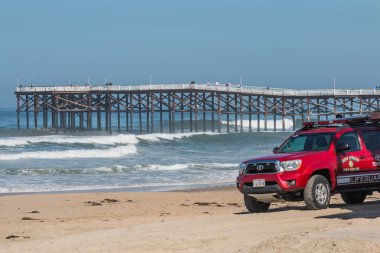 San Diego, California - 21 Nisan 2017: Cankurtaran kurtarma aracı içinde belgili tanımlık geçmiş Crystal Pier ile Pacific Beach üzerinde. Pacific Beach turistler ve yerliler için büyük kalabalıklar yaz aylarında çizer..