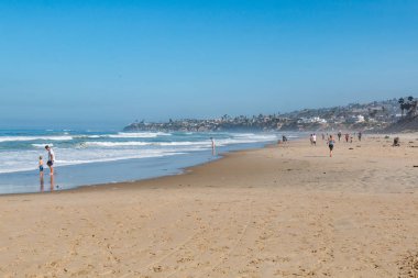 San Diego, California - 21 Nisan 2017: İnsanlar Pacific Beach, turistler ve yerliler için yaz aylarında için popüler bir hedef plaj güneşli bir gün zevk. 
