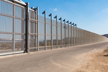 San Diego, Kaliforniya Tijuana, Meksika ayıran iç uluslararası sınır duvarının bir bölümü.  