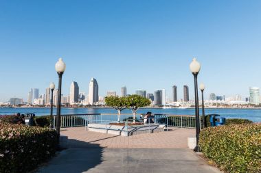 Coronado, California - 4 Şubat 2018: İnsanlar Centennial Park, köprü 1969 yılında inşa edilmiş Coronado Bay önce açılış eski bir feribot San Diego manzarası keyfini.