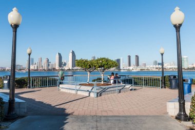Coronado, California - 4 Şubat 2018: İnsanlar Centennial Park, önce Coronado Körfez Köprüsü 1969 yılında inşa edilmiş olan feribot açılış eski yeri San Diego manzarası keyfini çıkarın.
