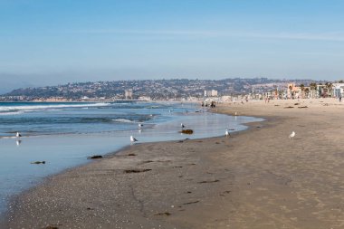 Biraz üzerinde bir mil uzunluğunda, San Diego, California - 9 Şubat 2018: Görev kumsalda alanında en popüler plajlarından biridir. Pacific Beach güneyinde ve Belmont Park yakındır. 