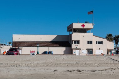 San Diego, California - 9 Şubat 2018: Görev plajda, San Diego cankurtaranlar tarafından devriye kalıcı cankurtaran istasyonları ile dokuz plajlardan bir cankurtaran istasyonu.