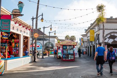 San Diego, California - 9 Şubat 2018: Midway Belmont Park, aslen 1925 yılında açılış misyon Beach boardwalk üzerinde bulunan bir eğlence parkı üzerinde insanlar yürümek.