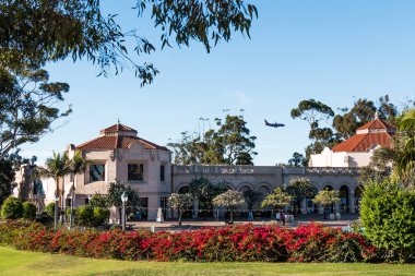 San Diego, California - 17 Şubat 2018: Balboa Park, Bilim Müzesi ve Balboa Park, bir kentsel Şehir Parkı bulunan yıldız filosu bilim merkezi üzerinden bir uçak geçer.