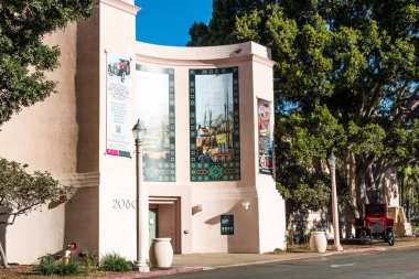 San Diego, California - 17 Şubat 2018: San Diego otomotiv Müzesi, San Diego araba koleksiyoncular tarafından 1988 yılında kurulan bu dünyanın dört bir yanından Hatıra ile bir müze haline geldi.