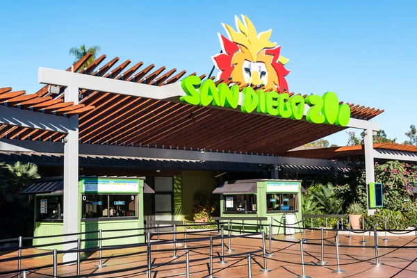 San Diego, California - 17 Şubat 2018: Açmadan önce San Diego Hayvanat Bahçesi giriş. Hayvanat Bahçesi 1916 yılında kurulmuştur ve açık hava, cageless hayvan sergiler kavramı öncü oldu.