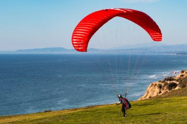 La Jolla, Kaliforniya - 17 Şubat 2018: Ayak başlattı uçağıdır kumaş kanadı onun Yamaçparaşütü başlatmak için Torrey Pines Gliderport adlı bir uçurumun kenarına doğru bir pilot başkanları. 