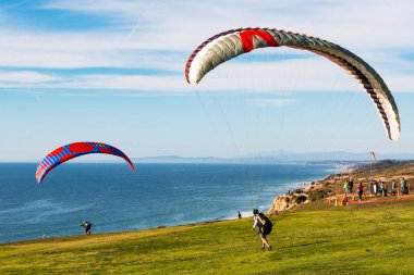La Jolla, Kaliforniya - 17 Şubat 2018: İki pilot paraşütler Torrey Pines Gliderport vasıl denize indirmek. Birçok Havacılık öncüleri bölgesi, Charles Lindbergh uçuşlar başlattı.