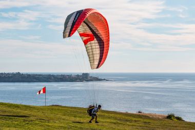 La Jolla, Kaliforniya - 17 Şubat 2018: Bir pilot kullanır bir ileri başlatma girişimi, hava basıncı ile kanatlarının Torrey Pines Gliderport, düşük rüzgarlar şişirme onun ileri hareketi tarafından oluşturulan.